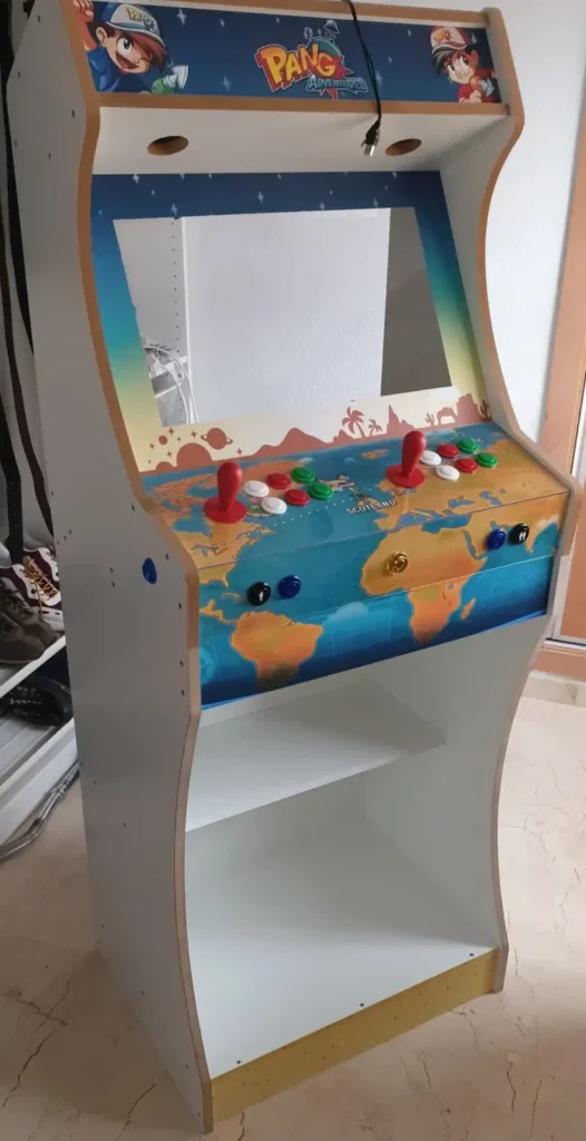 Con vinilos en marquesina, pantalla y mandos